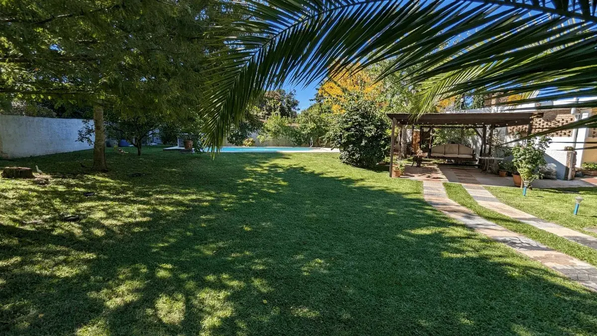Piscina climatizada de 4x8m y entorno parquizado del terreno en Villa Argentina, Atlántida